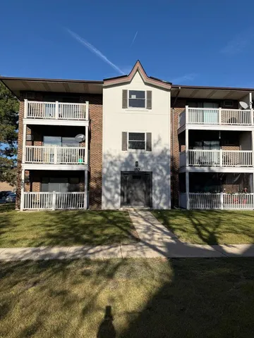 $2,000 | 157 North Gregory Street, Unit 14, Aurora, IL 60504