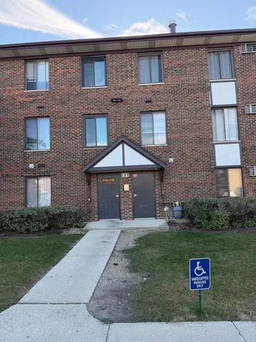 $2,000 | 157 North Gregory Street, Unit 14, Aurora, IL 60504