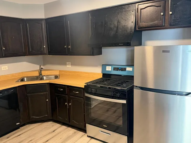 $2,000 | 157 North Gregory Street, Unit 14, Aurora, IL 60504