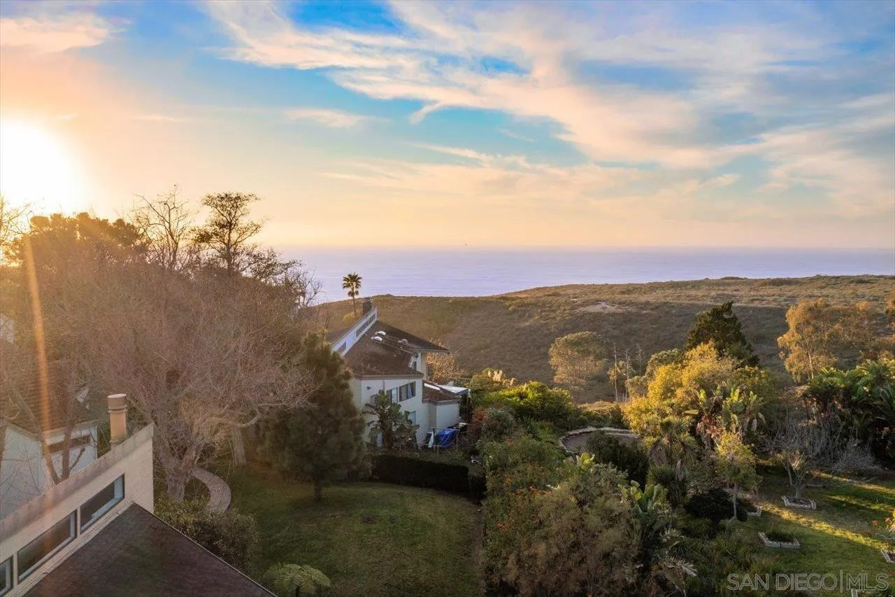 2640 Inyaha Lane La Jolla, CA 92037 - Photo 23 of 25 a view of a city