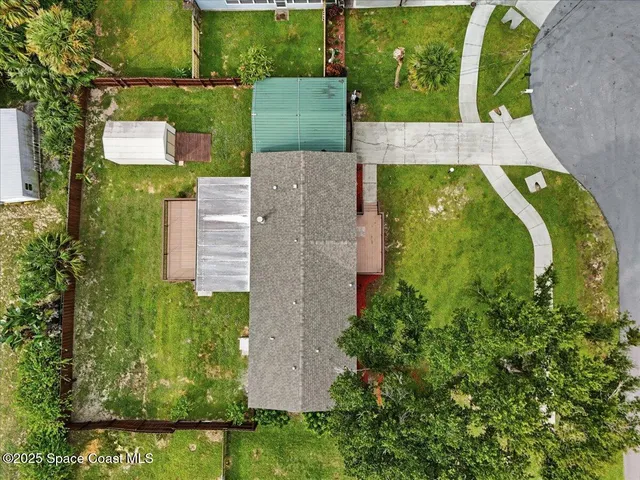 a picture of a very nice looking living room