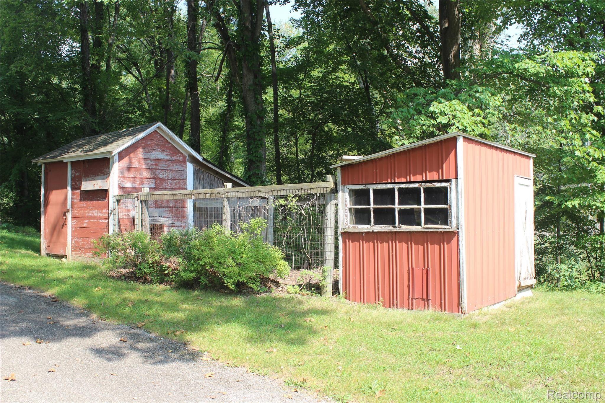 6095 Walsh Road Dexter, MI 48130 - Photo 10 of 35 Chicken coop and brooding house