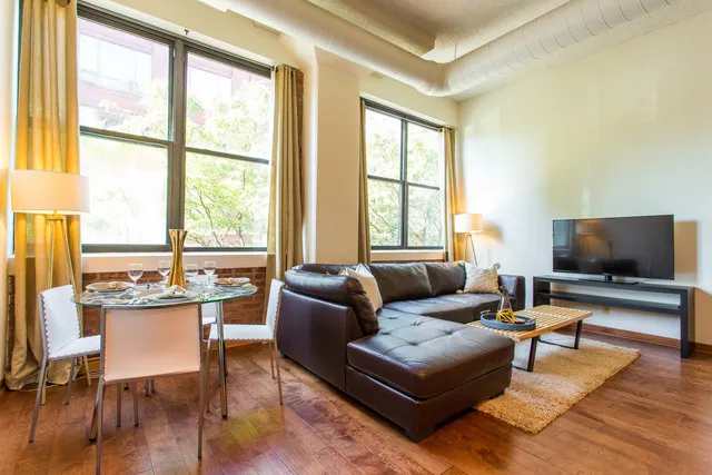 $1,700 | 812 West Van Buren Street, Unit 2D, Chicago, IL 60607