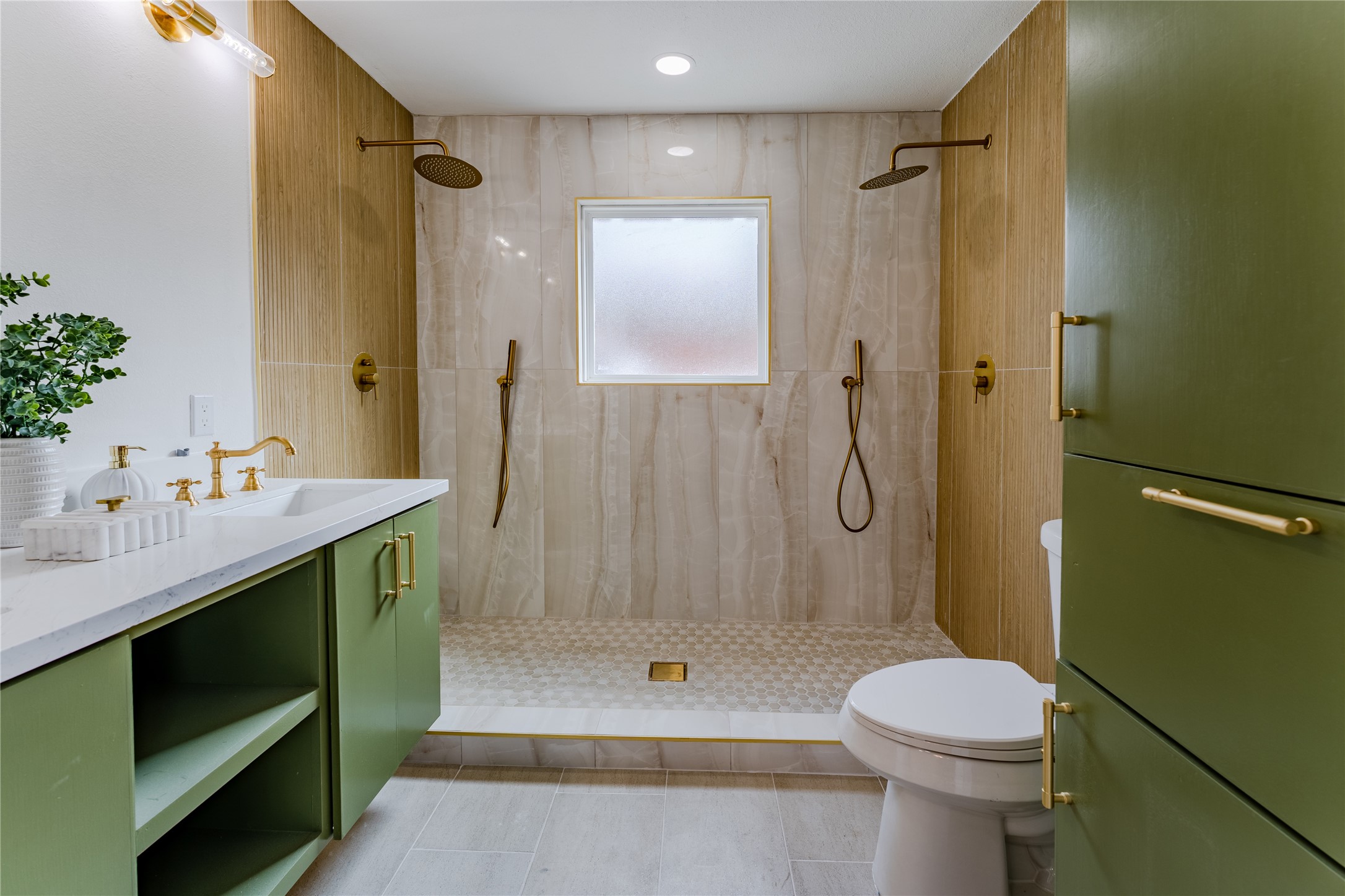 6027 Valkeith Drive Houston, TX 77096 - Photo 4 of 31 a bathroom with a sink a toilet and shower