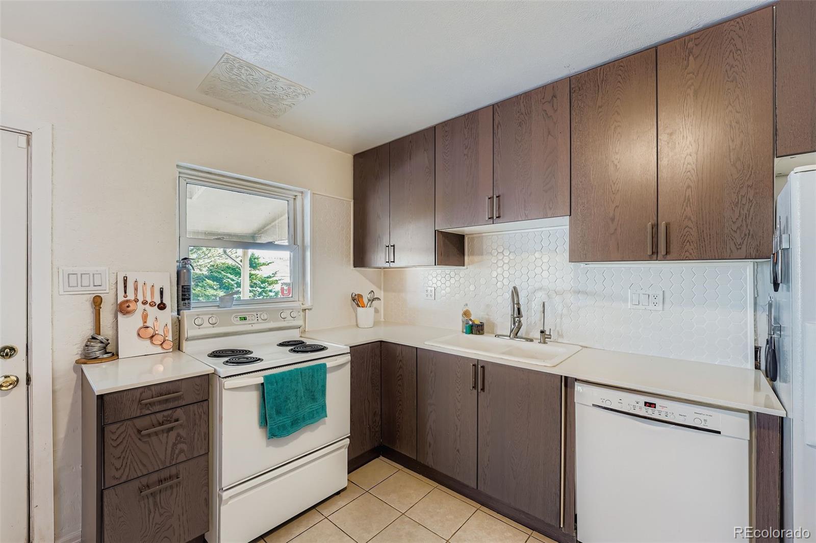 1072 Racine Street Aurora, CO 80011 - Photo 4 of 23