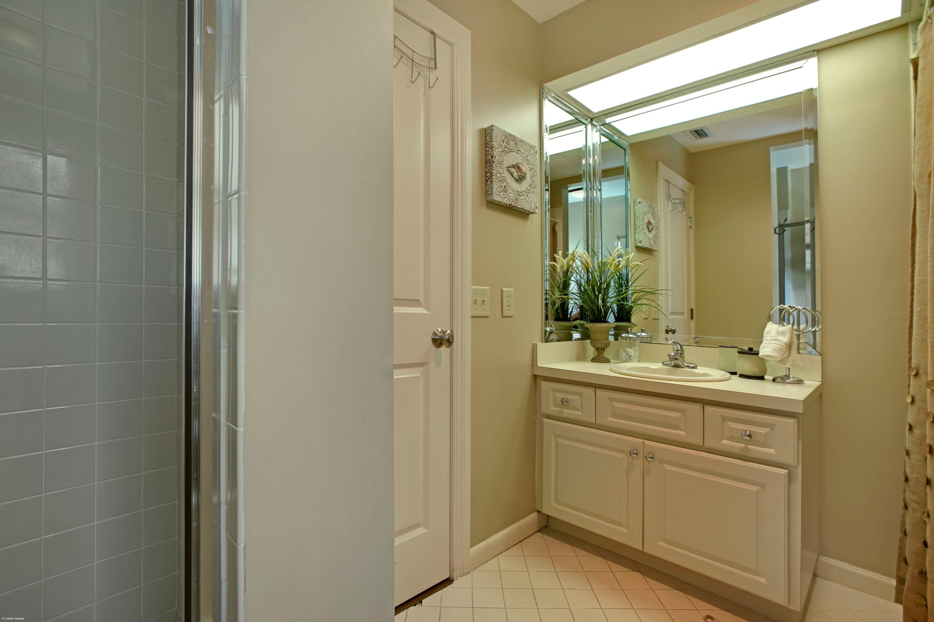 201 Colony Road Jupiter Inlet Colony, FL 33469 - Photo 19 of 30 Bathroom