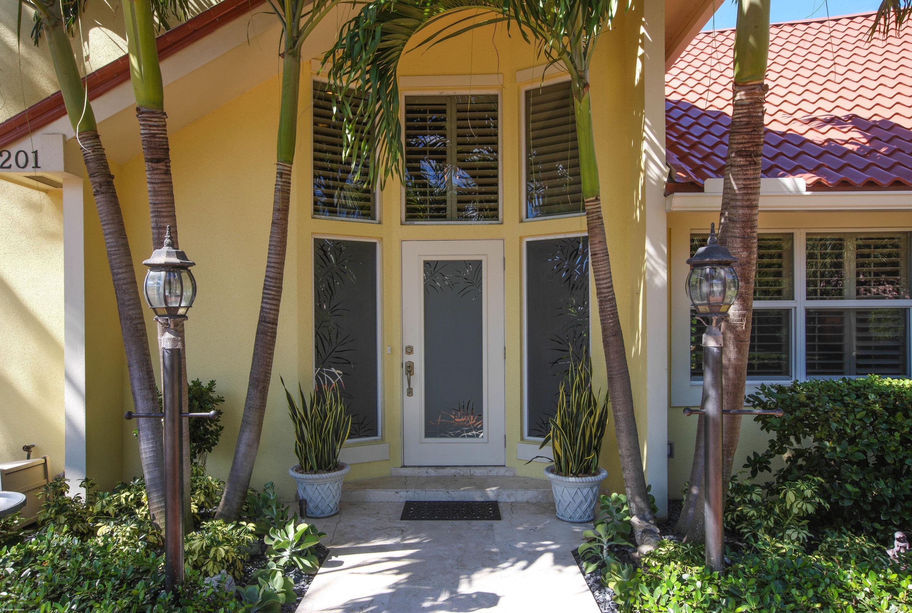 201 Colony Road Jupiter Inlet Colony, FL 33469 - Photo 4 of 30 Front Entry
