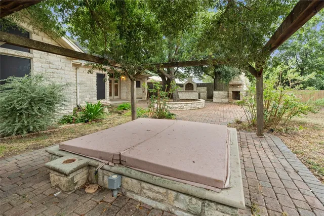 a view of a house with backyard and sitting area
