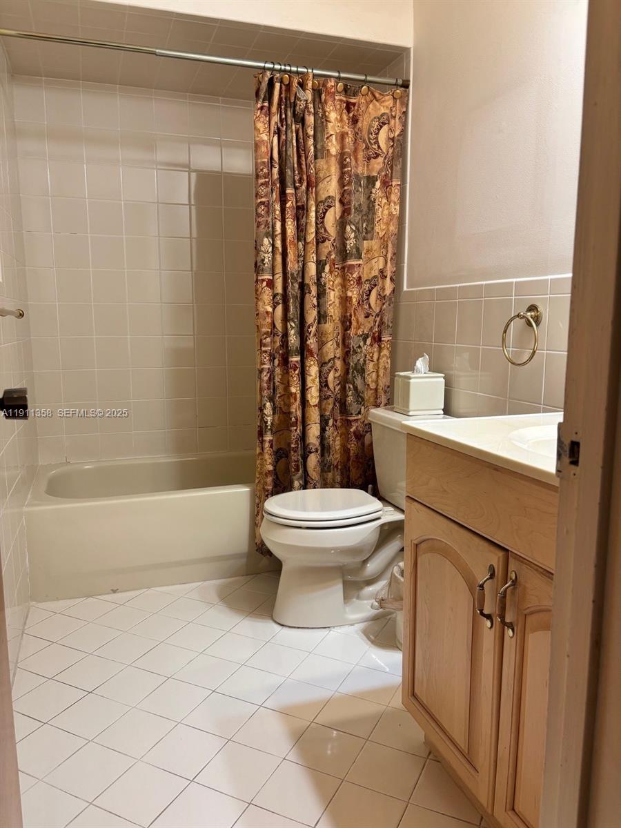 9730 Southwest 5th Street Miami, FL 33174 - Photo 34 of 37 a bathroom with a toilet a sink and a bathtub