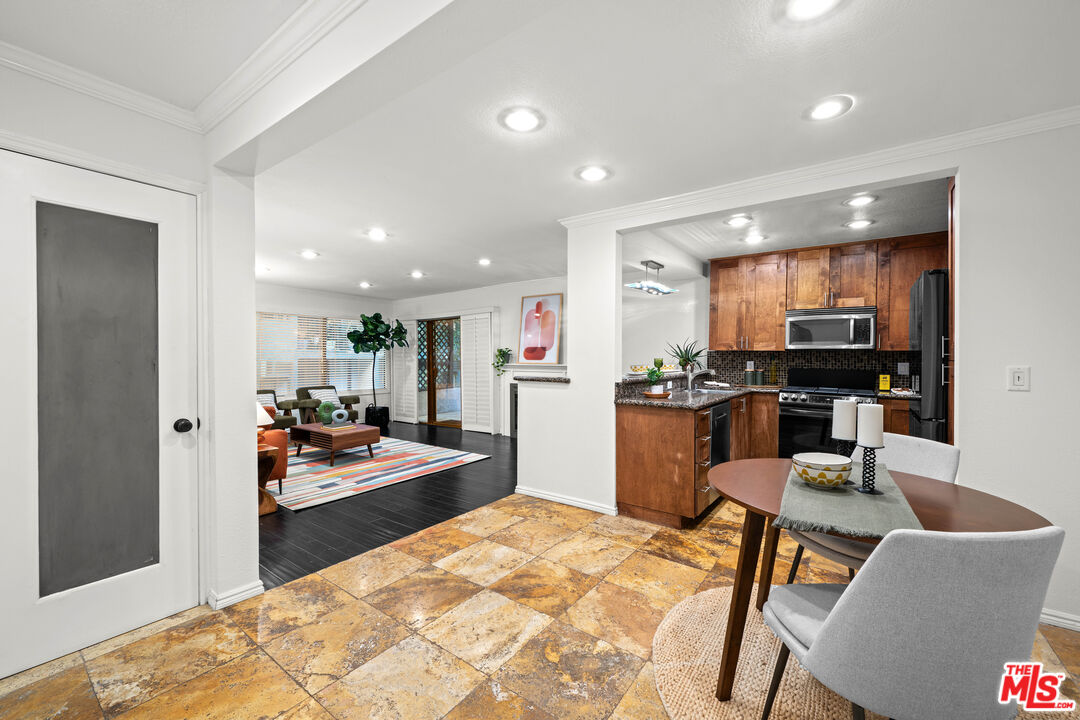 950 North Kings Road, Unit 160 West Hollywood, CA 90069 - Photo 3 of 36