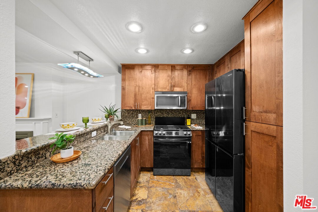 950 North Kings Road, Unit 160 West Hollywood, CA 90069 - Photo 7 of 36