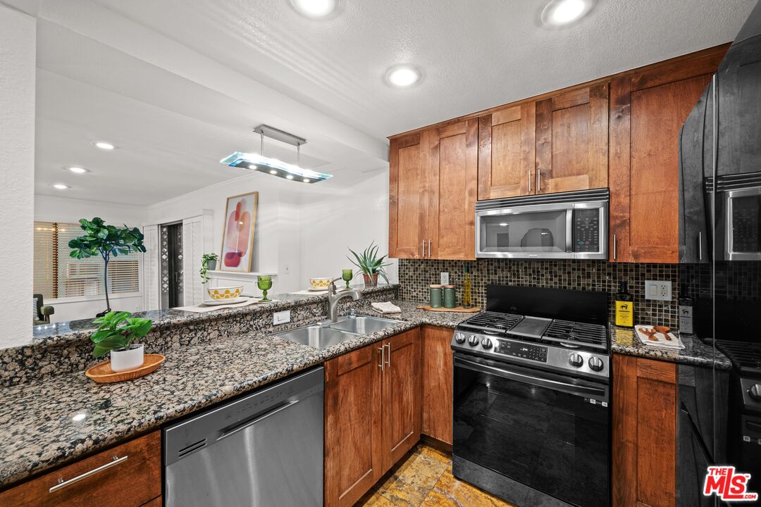 950 North Kings Road, Unit 160 West Hollywood, CA 90069 - Photo 8 of 36