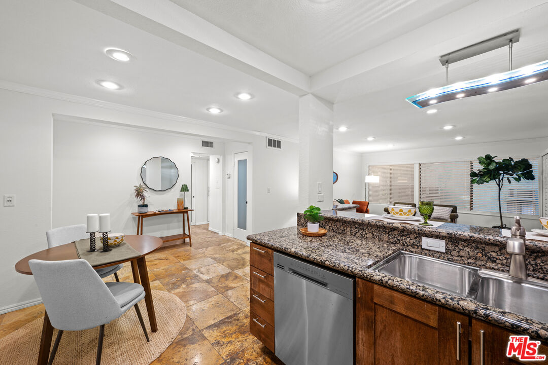 950 North Kings Road, Unit 160 West Hollywood, CA 90069 - Photo 9 of 36