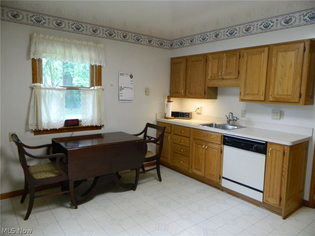 Eat-in Kitchen w/Dishwasher & lighting under cabinetry