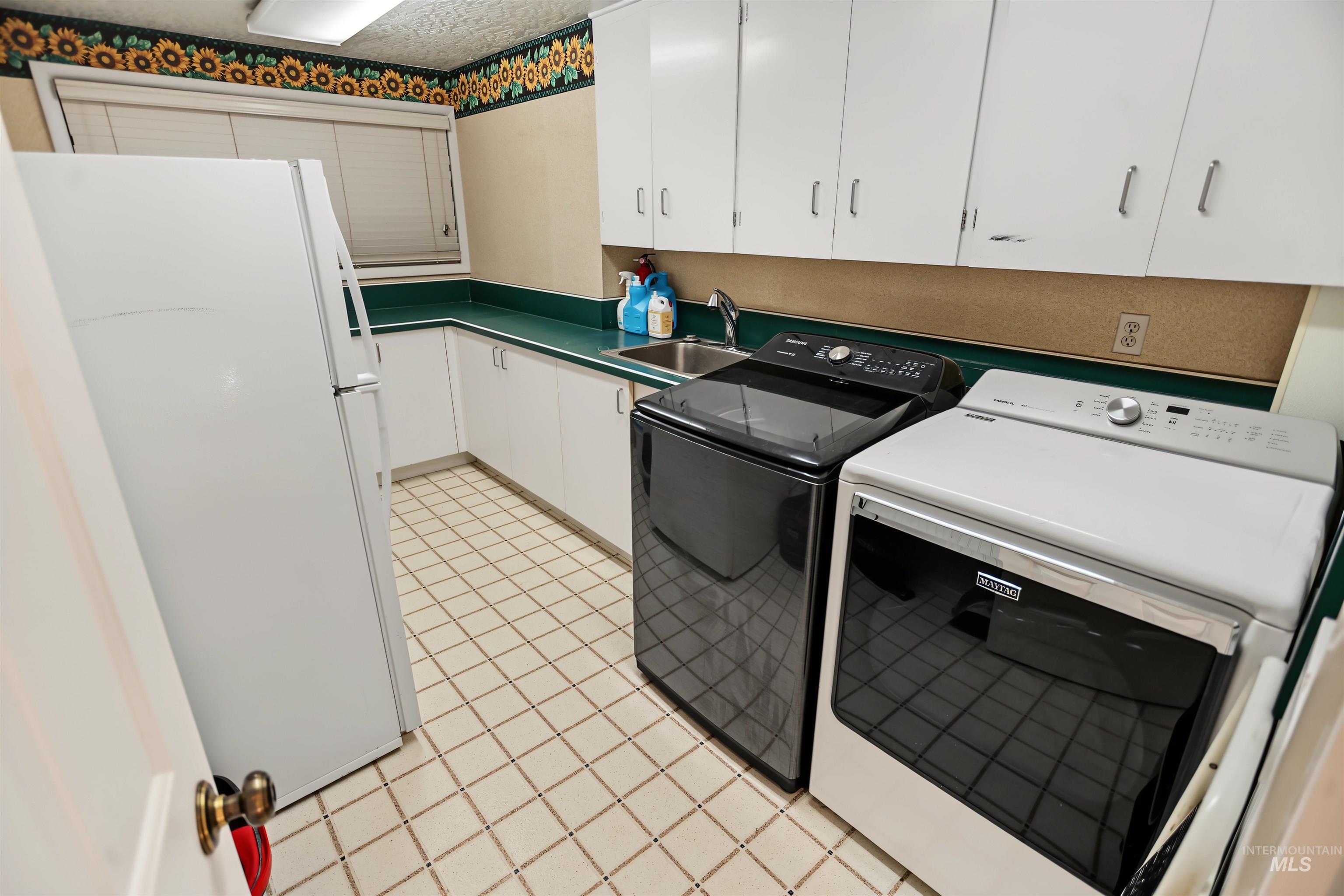 508 East Elm Avenue Parma, ID 83660 - Photo 33 of 50 White cabinetry with silver hardware, square tiled flooring, corner sink, window with blinds, and recessed lighting