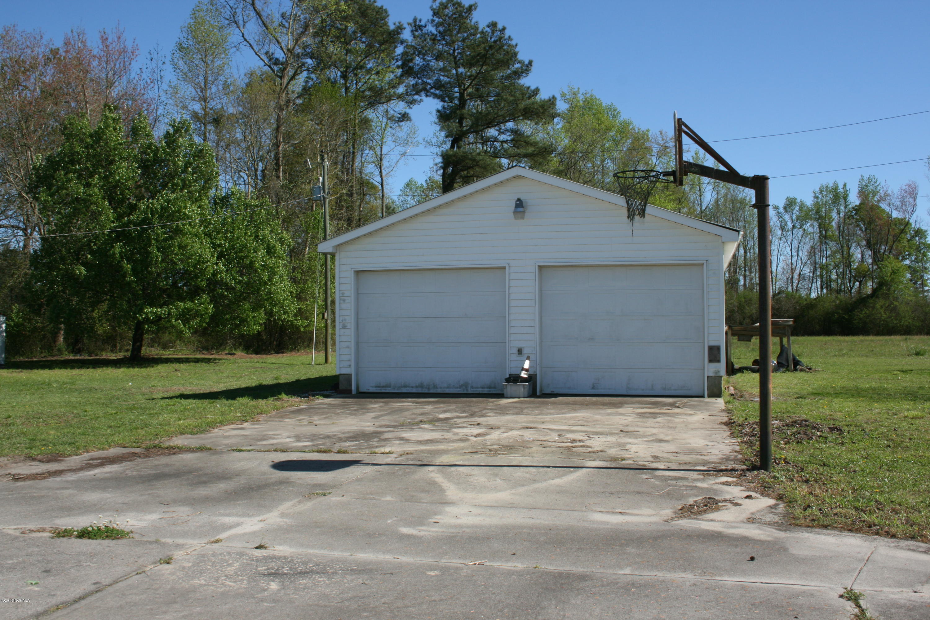 3210 Dover Fort Barnwell Road Dover, NC 28526 - Photo 31 of 39 2 bays - but space for 4 cars