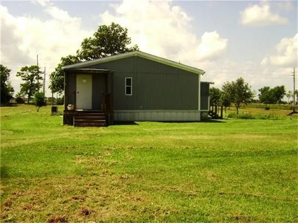a view of a back yard