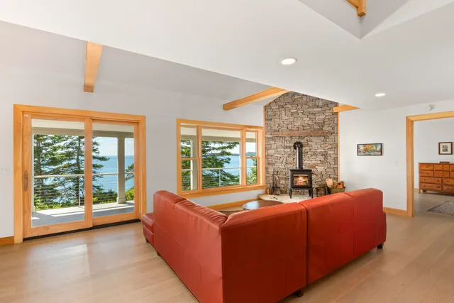 $1,775,000 | 86 City Point Road, Vinalhaven, ME 04863