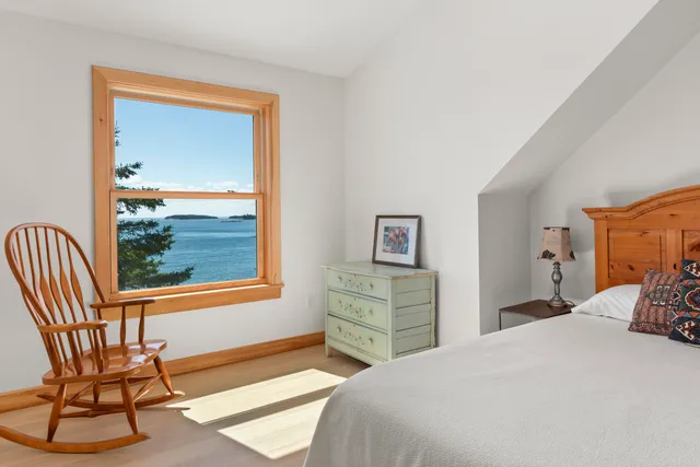 $1,775,000 | 86 City Point Road, Vinalhaven, ME 04863