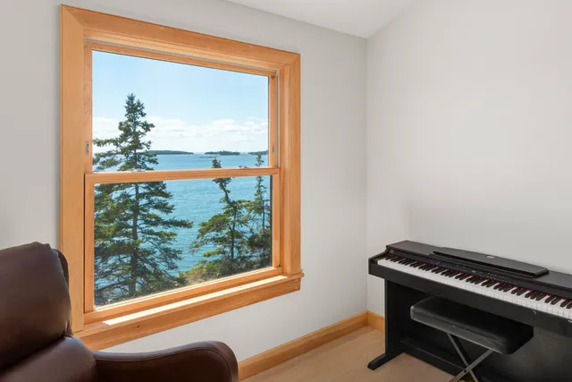 $1,775,000 | 86 City Point Road, Vinalhaven, ME 04863