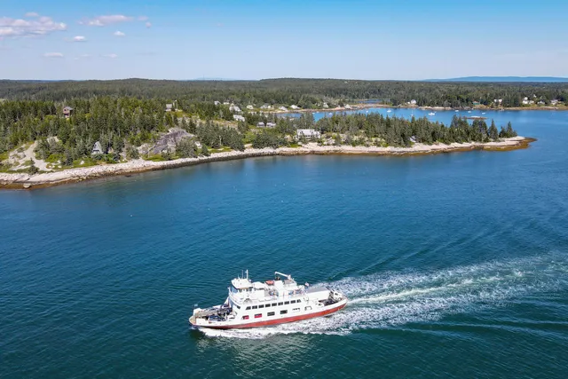 $1,775,000 | 86 City Point Road, Vinalhaven, ME 04863
