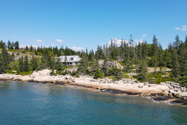 $1,775,000 | 86 City Point Road, Vinalhaven, ME 04863
