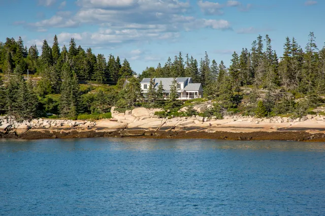 $1,775,000 | 86 City Point Road, Vinalhaven, ME 04863