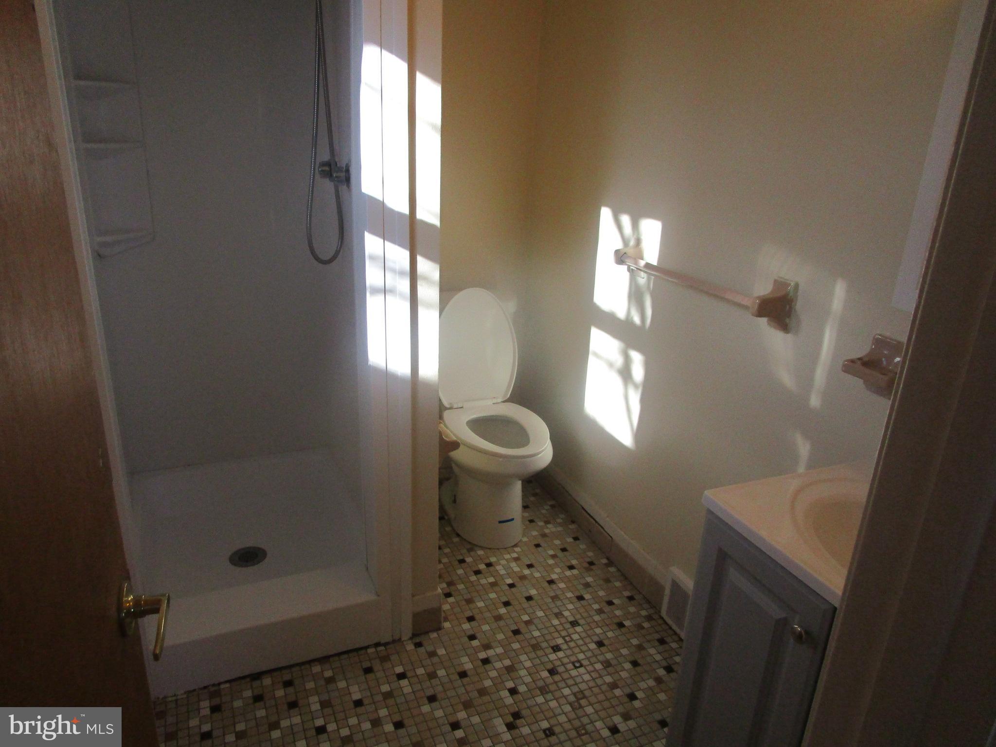 135 Drexel Avenue Lansdowne, PA 19050 - Photo 14 of 18 Primary BR Bath