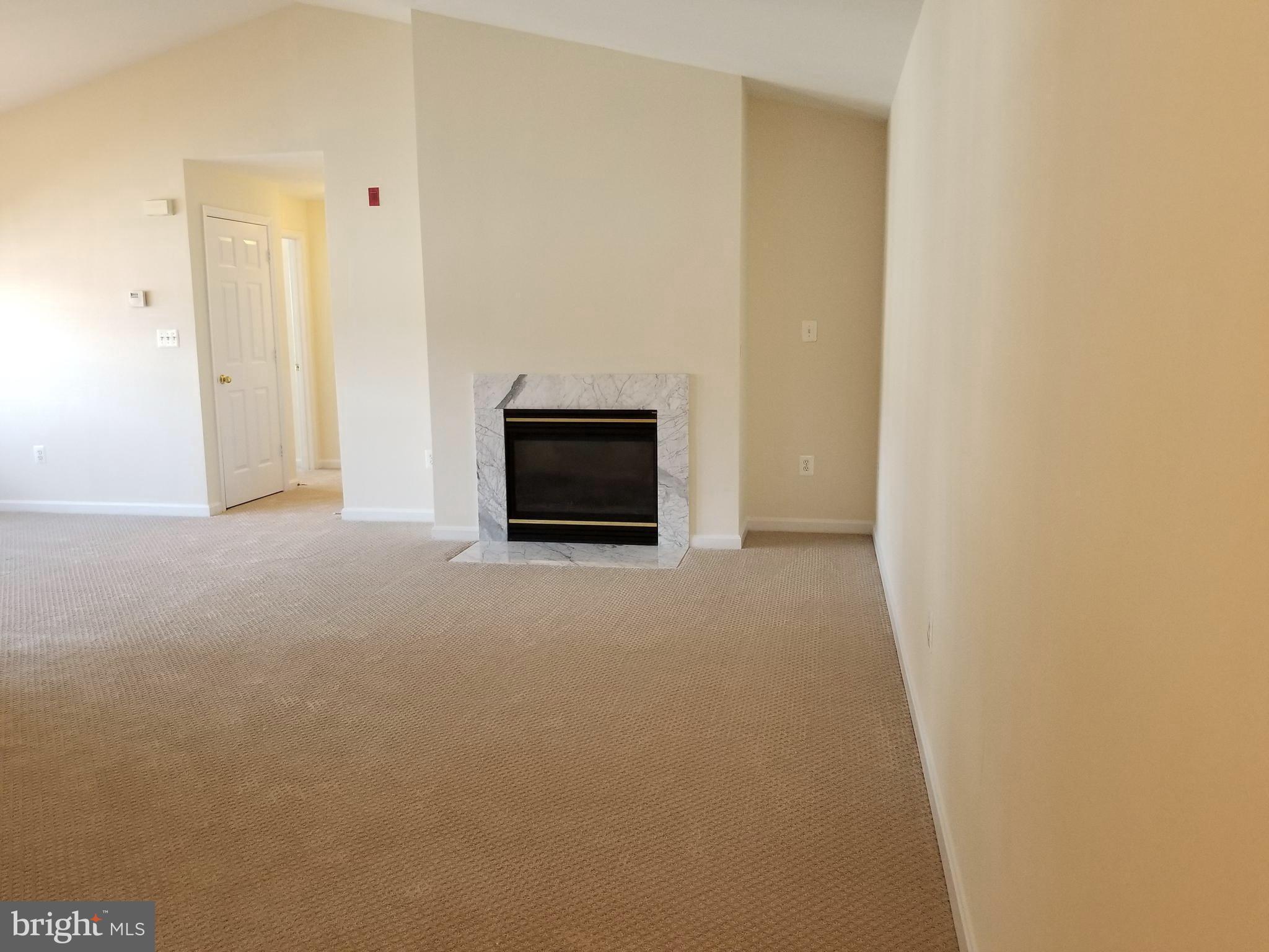511 Constellation Square Southeast, Unit L Leesburg, VA 20175 - Photo 3 of 18 Living Room