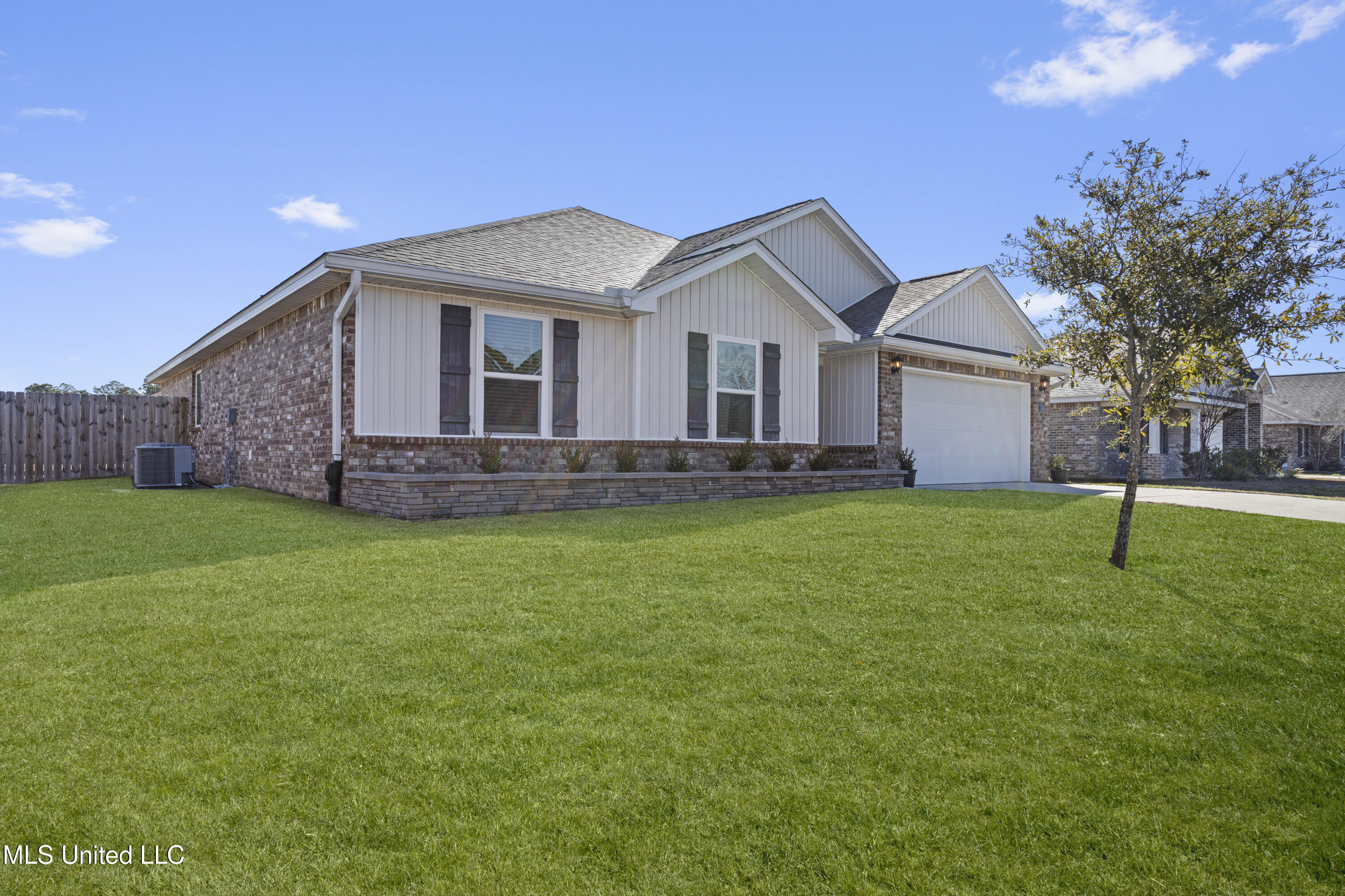 1089 Enclave Circle Long Beach, MS 39560 - Photo 2 of 37 0002