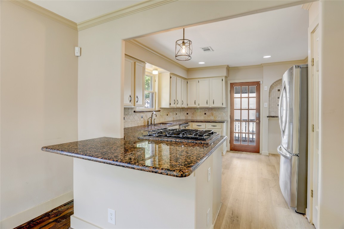 610 Columbia Street Houston, TX 77007 - Photo 13 of 24 a kitchen with stainless steel appliances granite countertop a stove and a refrigerator