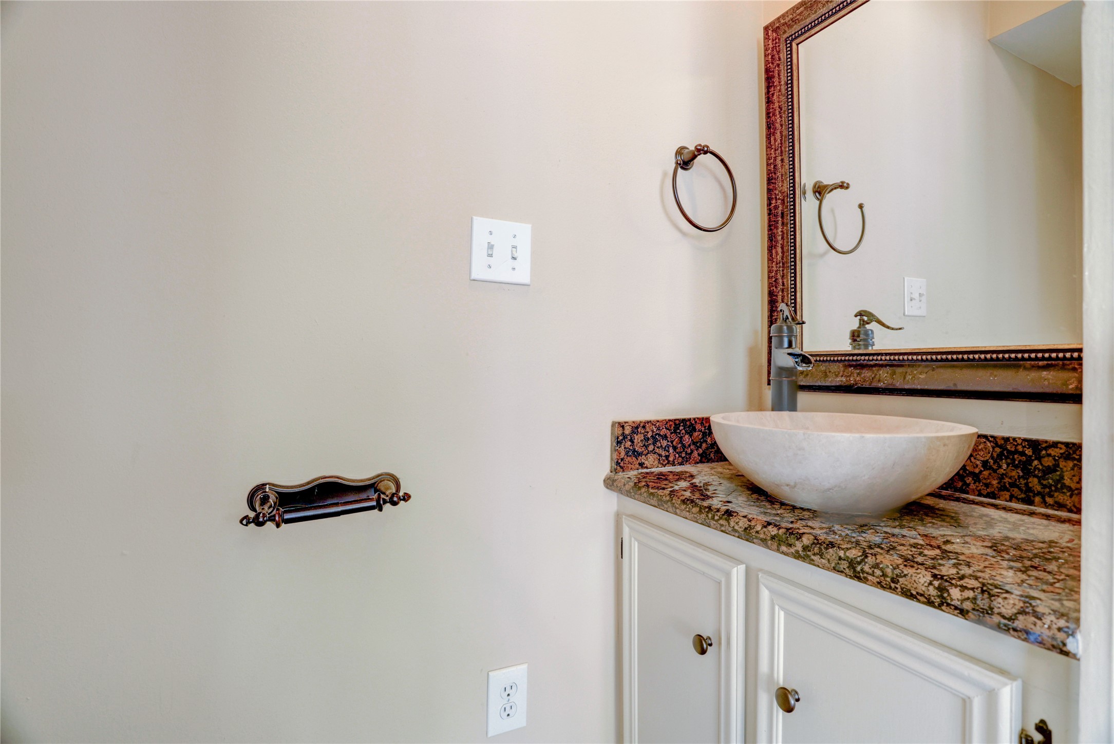 610 Columbia Street Houston, TX 77007 - Photo 15 of 24 The powder bath has granite counter and custom sink basin.