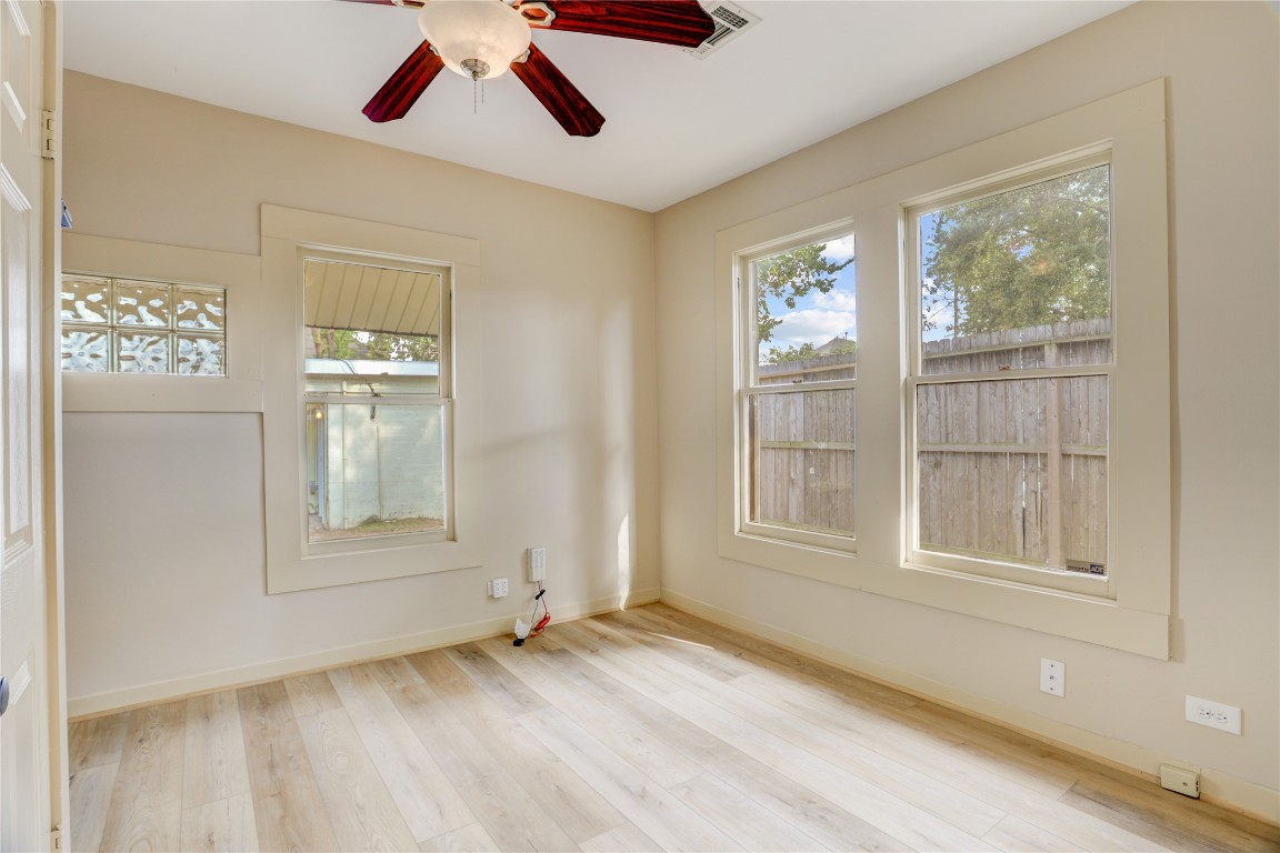 610 Columbia Street Houston, TX 77007 - Photo 19 of 24 an empty room with wooden floor and windows