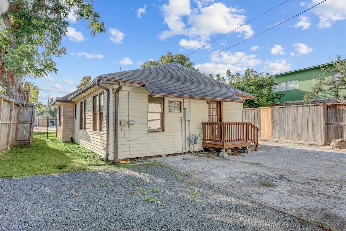 610 Columbia Street Houston, TX 77007 - Photo 22 of 24 a view of a house with a yard