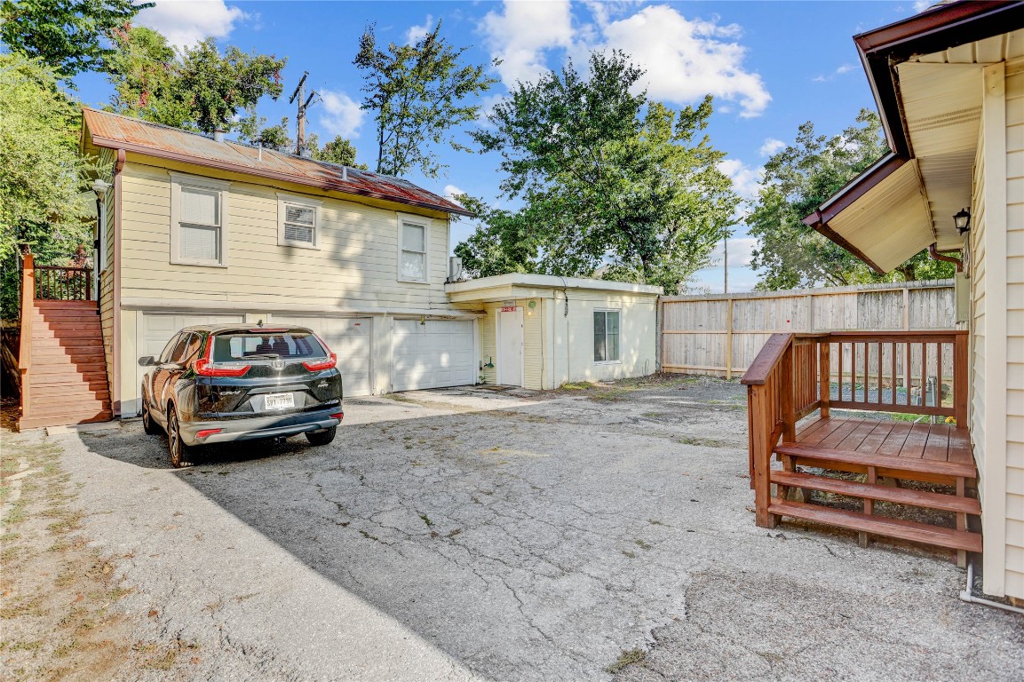 610 Columbia Street Houston, TX 77007 - Photo 5 of 24 a car parked in front of a house