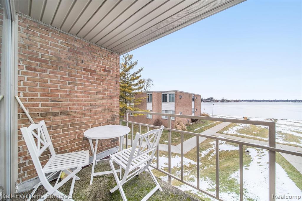 1643 Cass Lake Road Keego Harbor, MI 48320 - Photo 16 of 28