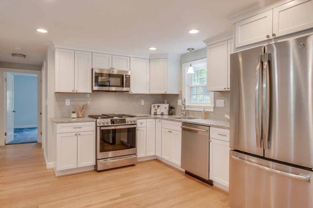 10 Foster Road Bedford, MA 01730 - Photo 4 of 27