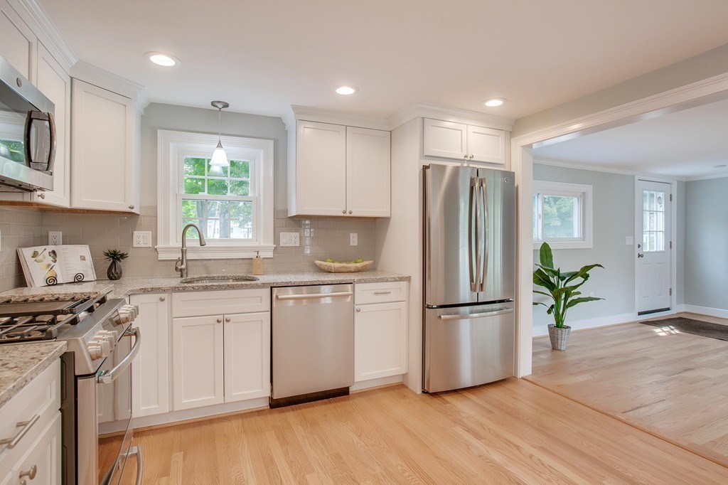 10 Foster Road Bedford, MA 01730 - Photo 5 of 27