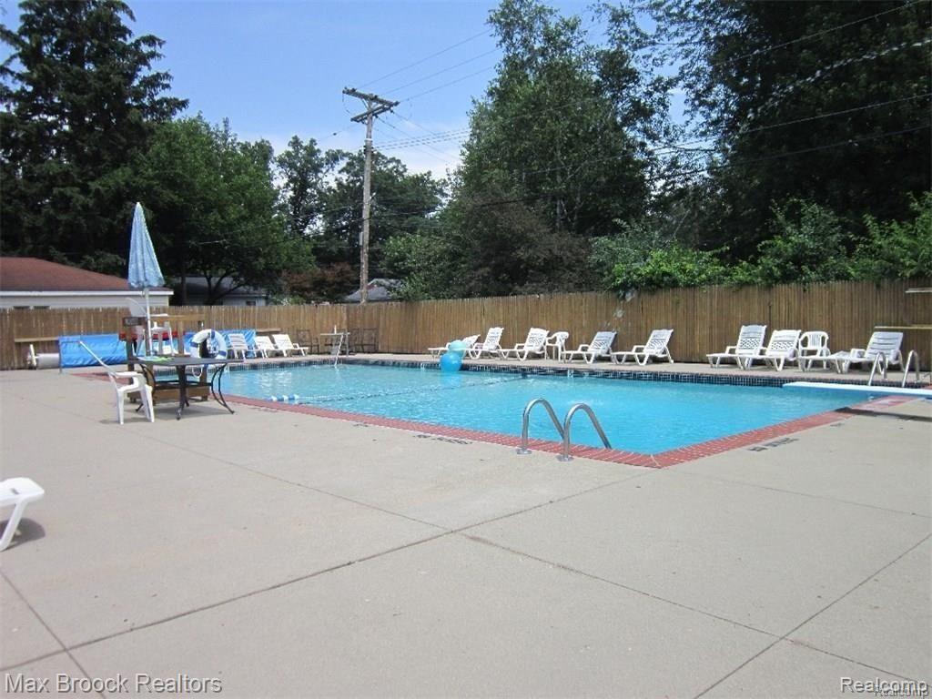 28041 West Nine Mile Road Farmington Hills, MI 48336 - Photo 7 of 9