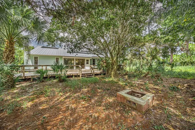 a view of a yard in front of the house