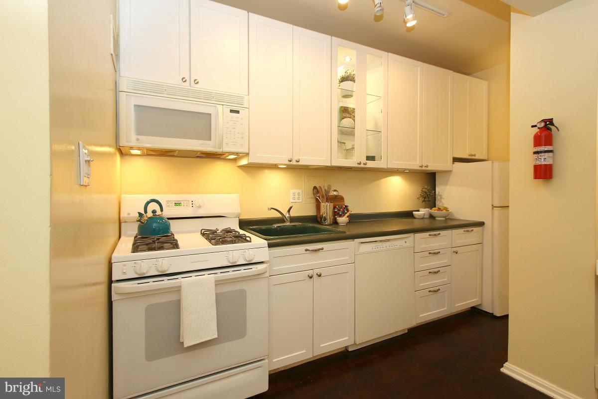 1 Scott Circle Northwest, Unit 317 Washington, DC 20005 - Photo 5 of 15 Kitchen