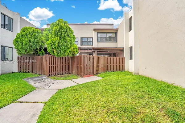 $2,350 | 10296 Northwest 9th St Circle, Unit 103, Miami, FL 33172