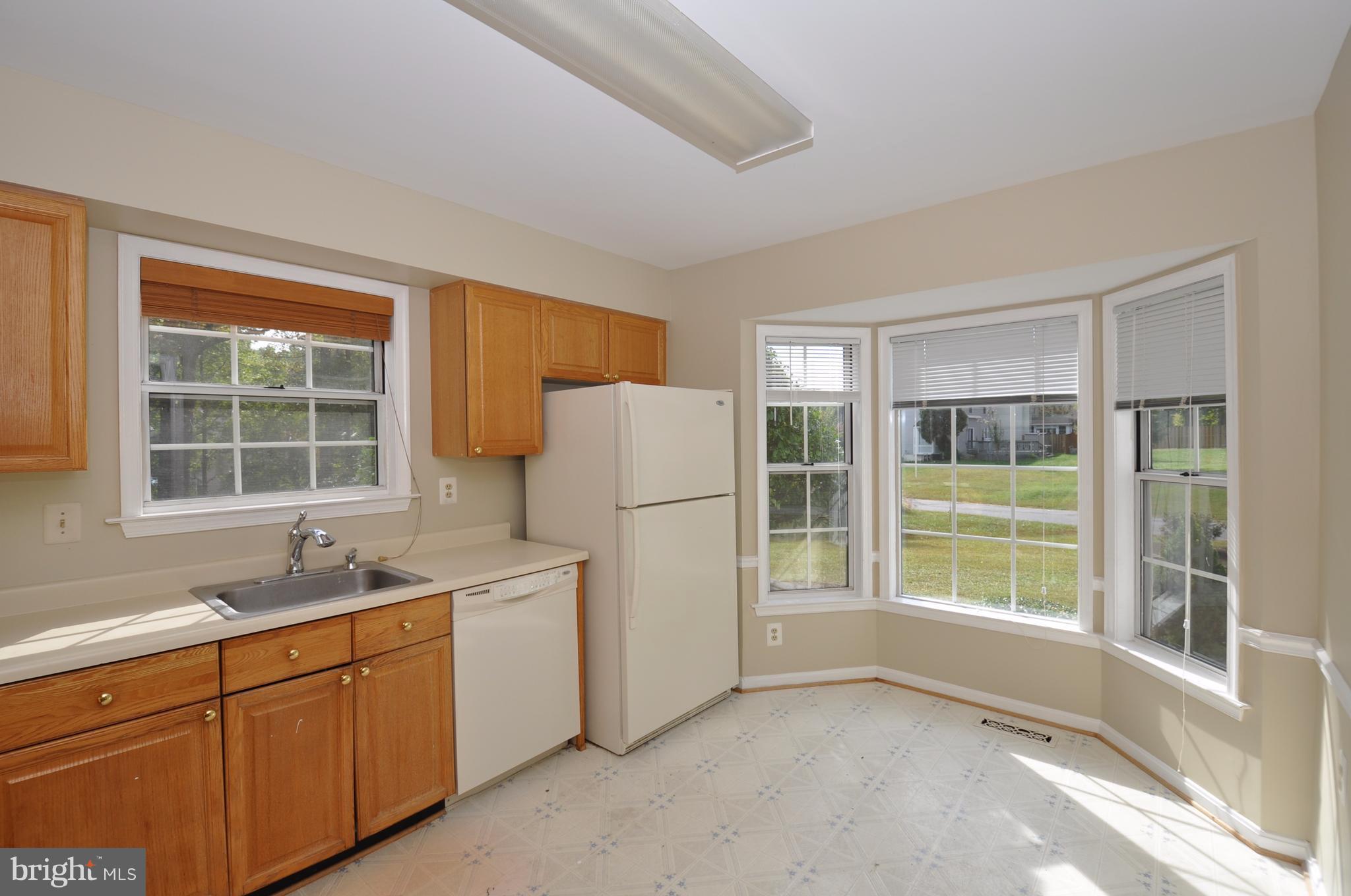 7922 Gambrill Court Springfield, VA 22153 - Photo 8 of 23 Eat-in Kitchen with bay window