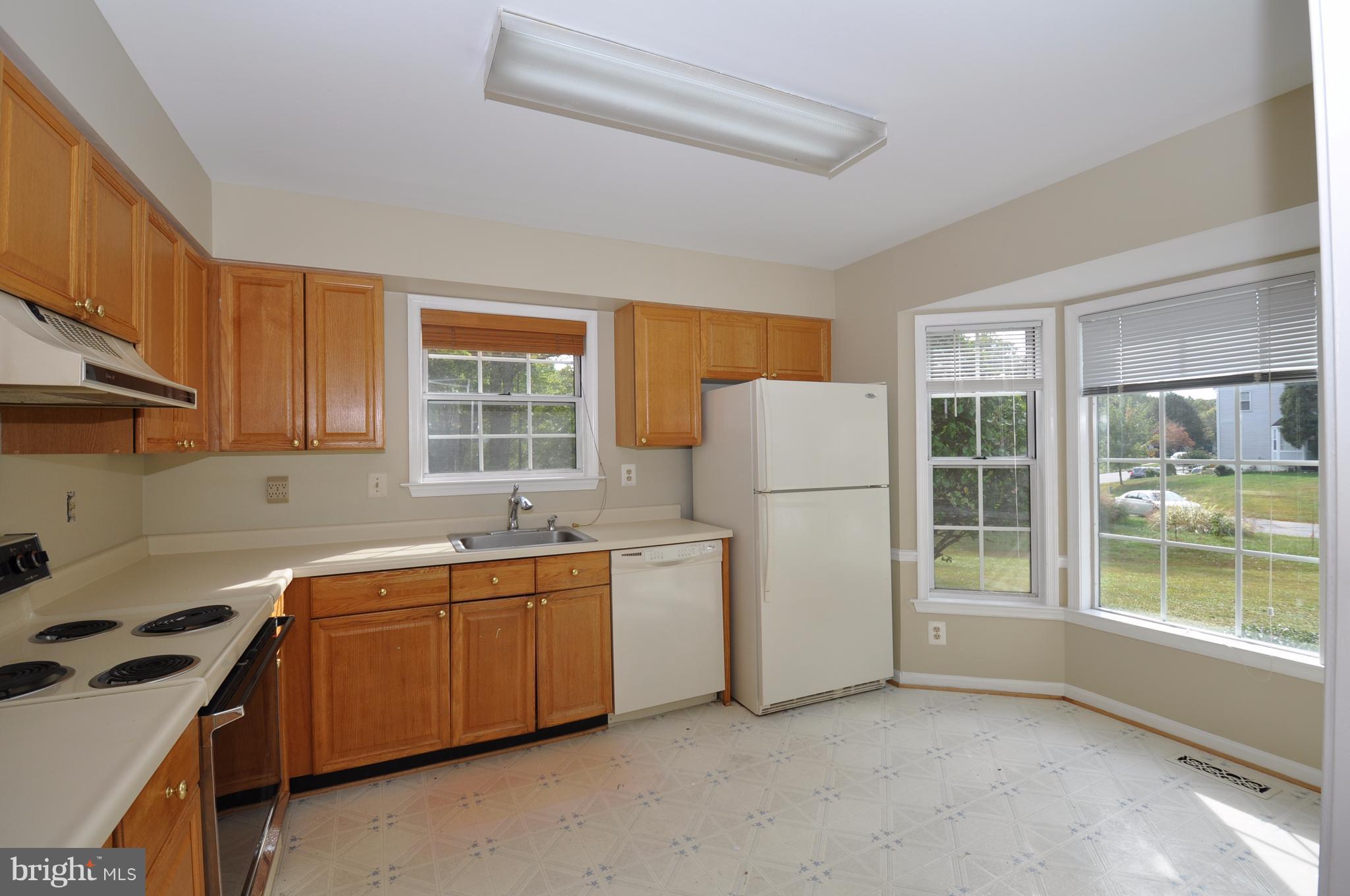 7922 Gambrill Court Springfield, VA 22153 - Photo 9 of 23 Eat_-n Kitchen with bay window