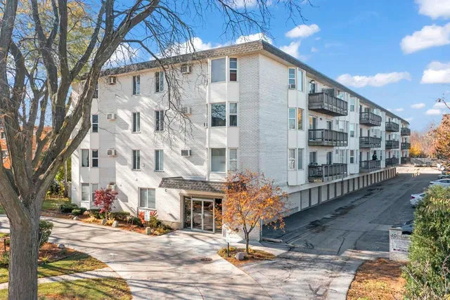 $1,795 | 8232 Niles Center Road, Unit 404, Skokie, IL 60077