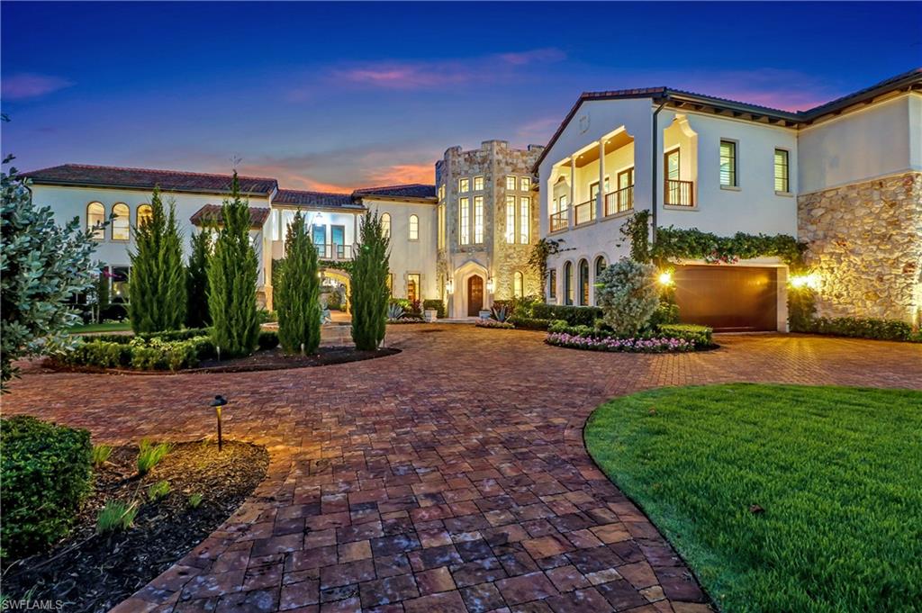 a view of an house with backyard and garden