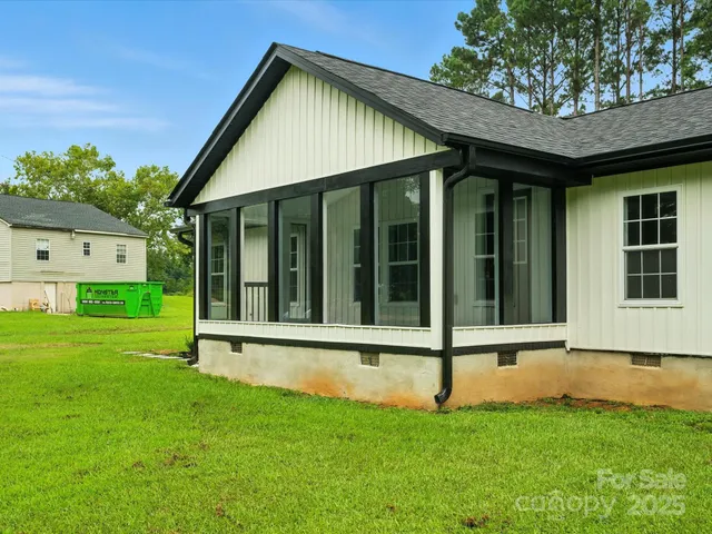 a view of a house with backyard and garden