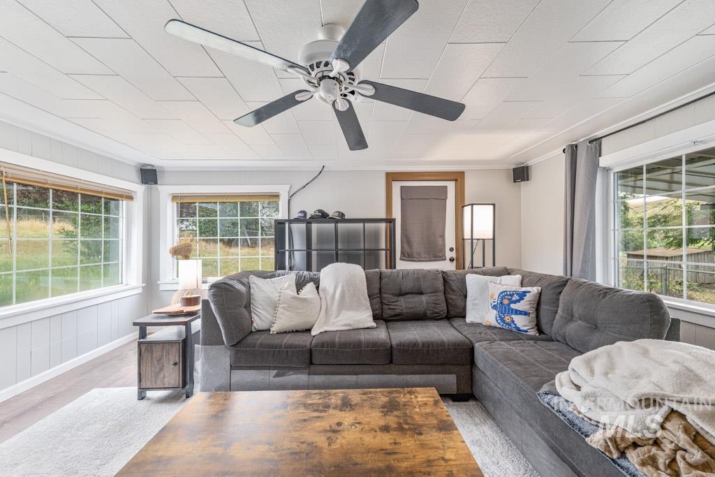 259 Highway 12 Pomeroy, WA 99347 - Photo 17 of 45 Living room
