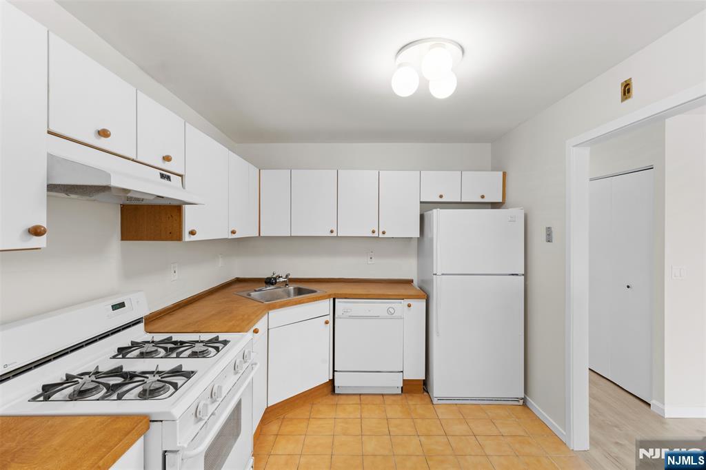 1150 River Road, Unit 4H Edgewater, NJ 07020 - Photo 15 of 44