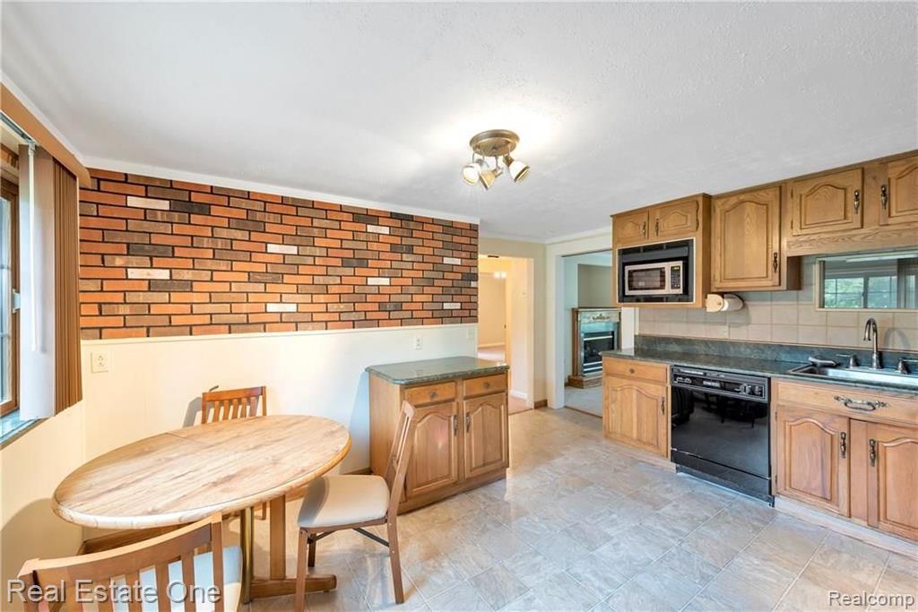 1719 John R Road Rochester Hills, MI 48307 - Photo 11 of 34